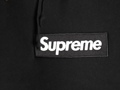Supreme FW24 WEEK17 Box Logo Hooded Sweatshirt 胸前徽標刺繡logo口袋連帽衛衣帽衫
面料460克 高克重 面布質感強 韌性好 衣服收針處都有打套結（起到加固 久穿不變形 市面普通版本是沒有的哦） 歡迎對比 品質保證
F 尺碼：S M L XL