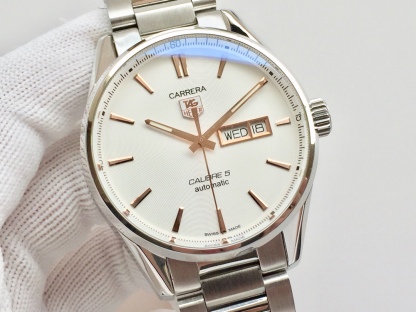 TAG泰格豪雅 卡萊拉系列WAR201A.FC6266 商務休閒款 中英文雙歷腕表 41毫米直徑 搭載2836 自動機械機芯 316L精鋼可配真皮錶帶 原裝折疊扣。
