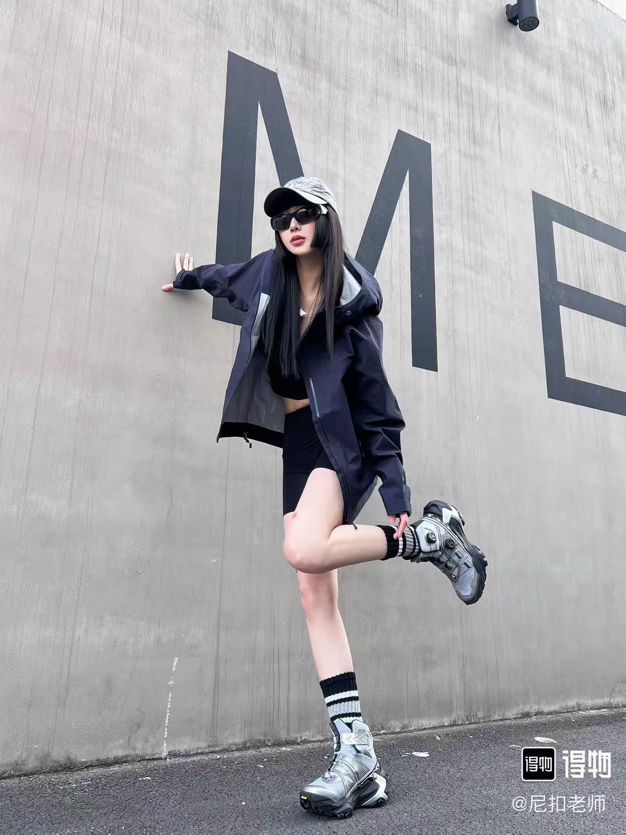 🔝KAILAS 凱樂石 博格達系列 輕量防風防水戶外徒步登山衝鋒衣 
  防水防風透氣防紫外線
 -輔料：原版拆解開發，一比一定制的小標，領標，水洗，吊牌，五金等等。

- FILTERTEC 3L面料：採用凱樂石自主研發的FILTERTEC 3L面料，由外層40D尼龍、中層ePTFE納米微孔膜、內層親膚處理工藝構成，防水指數20000mm，透氣指數20000g/㎡/24h，可抵御暴雨級降水和7級強風，同時快速排出汗氣，避免悶熱。

- 全壓膠工藝：整衣接縫處採用全壓膠工藝，有效防止水分從接