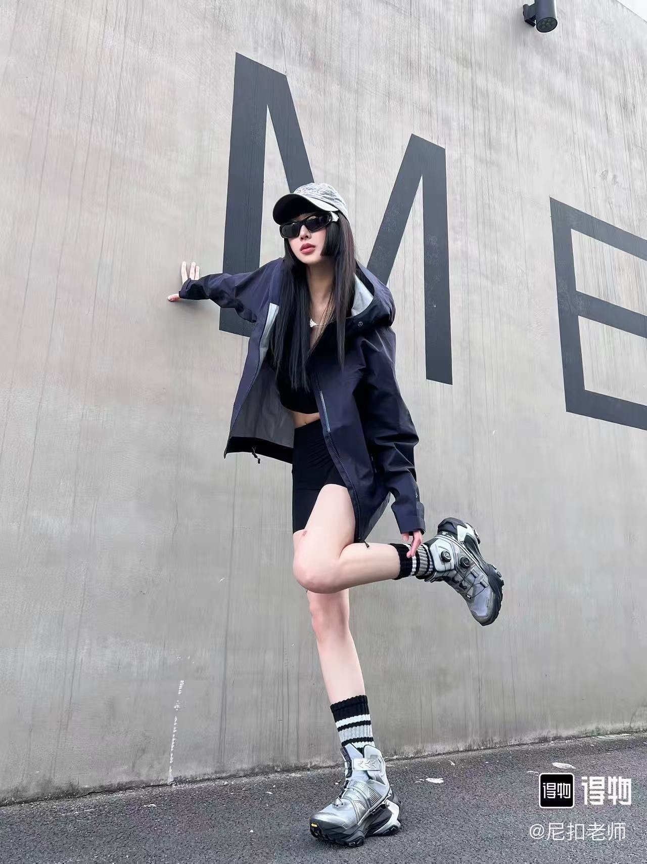 🔝KAILAS 凱樂石 博格達系列 輕量防風防水戶外徒步登山衝鋒衣 
  防水防風透氣防紫外線
 -輔料：原版拆解開發，一比一定制的小標，領標，水洗，吊牌，五金等等。

- FILTERTEC 3L面料：採用凱樂石自主研發的FILTERTEC 3L面料，由外層40D尼龍、中層ePTFE納米微孔膜、內層親膚處理工藝構成，防水指數20000mm，透氣指數20000g/㎡/24h，可抵御暴雨級降水和7級強風，同時快速排出汗氣，避免悶熱。

- 全壓膠工藝：整衣接縫處採用全壓膠工藝，有效防止水分從接