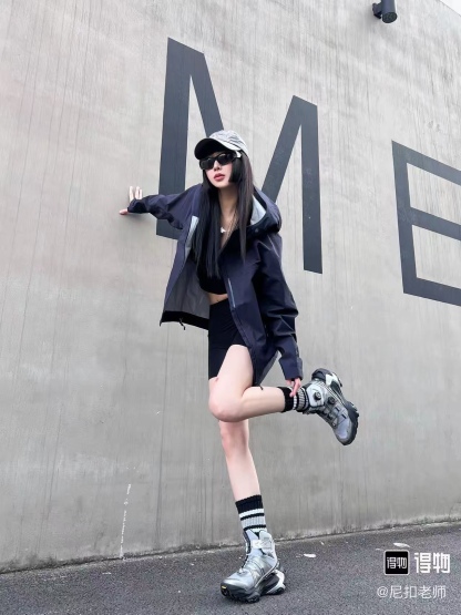 🔝KAILAS 凱樂石 博格達系列 輕量防風防水戶外徒步登山衝鋒衣 
  防水防風透氣防紫外線
 -輔料：原版拆解開發，一比一定制的小標，領標，水洗，吊牌，五金等等。

- FILTERTEC 3L面料：採用凱樂石自主研發的FILTERTEC 3L面料，由外層40D尼龍、中層ePTFE納米微孔膜、內層親膚處理工藝構成，防水指數20000mm，透氣指數20000g/㎡/24h，可抵御暴雨級降水和7級強風，同時快速排出汗氣，避免悶熱。

- 全壓膠工藝：整衣接縫處採用全壓膠工藝，有效防止水分從接