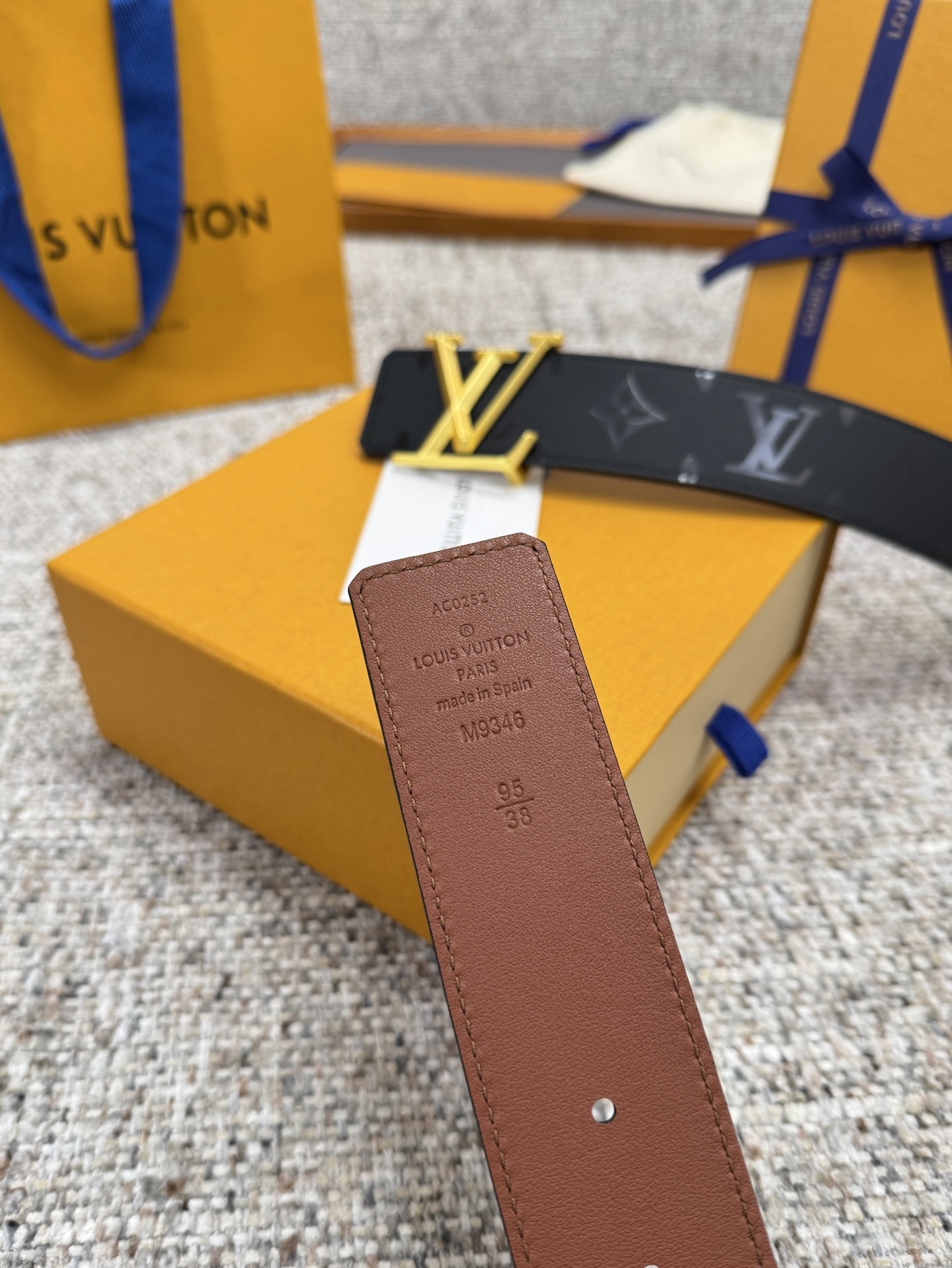 
Louis Vuitton LV腰带 丝印系列 原厂五金 精致手工绘边 柔软舒适 宽4.0