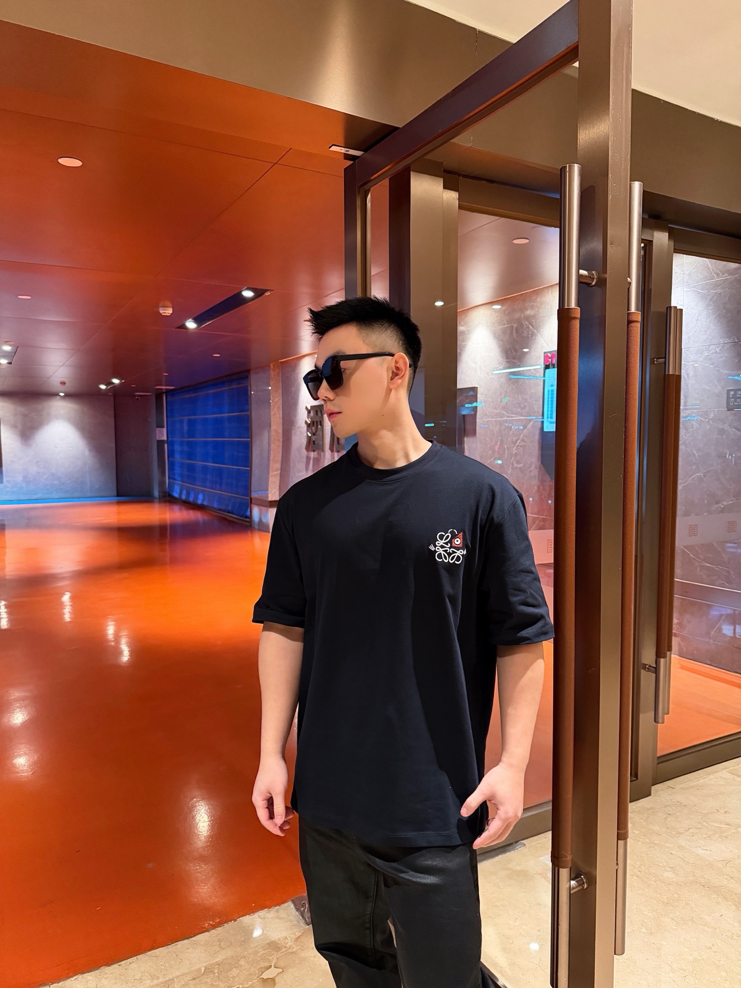 🔝LOEWE X LOUIS WAIN 幾何刺繡短袖T恤
定制緞光精密超柔錦棉，採用進口機刺繡工藝，精度高，線條流暢而細膩，面料都經過澆洗，手感質感更佳，不易變形，不易縮水，不易褪色，寬松版型
B Size： S-XL