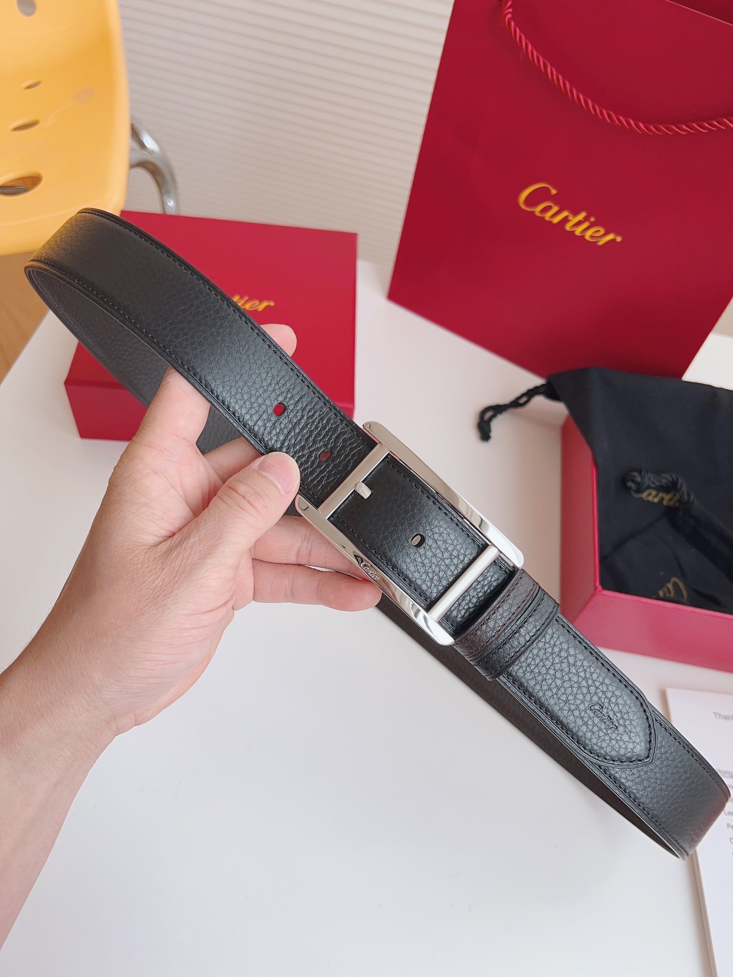 
Cartier（卡地亞）憑借匠心傑作展現與眾不同的美感，融合精湛工藝與經典設計，演繹雋永風格；瀟灑不羈，果敢獨立！此款式易搭配服飾；休閒正裝兩相宜。皮帶寬度：35mm