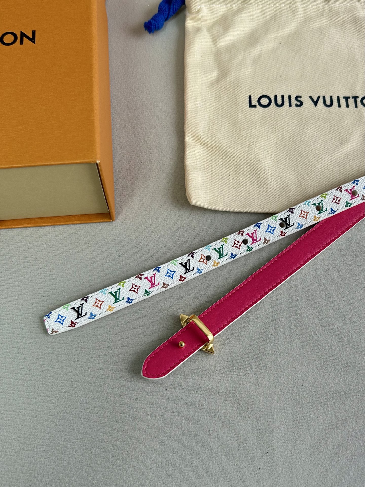 LV  路易威登 1.5cm雙面腰帶 
專櫃品質 可雙面使用.純銅五金扣。配件深受品牌輝煌的經典設計