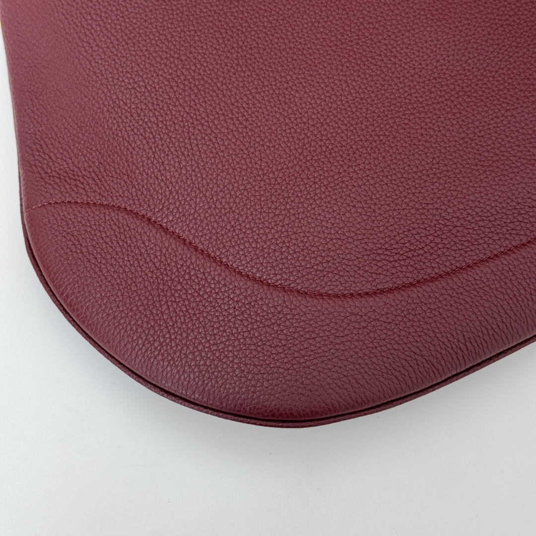 專櫃品質， 原單貨，實物實拍！款號820169酒紅，尺寸：寬49X高46X側寬4cm