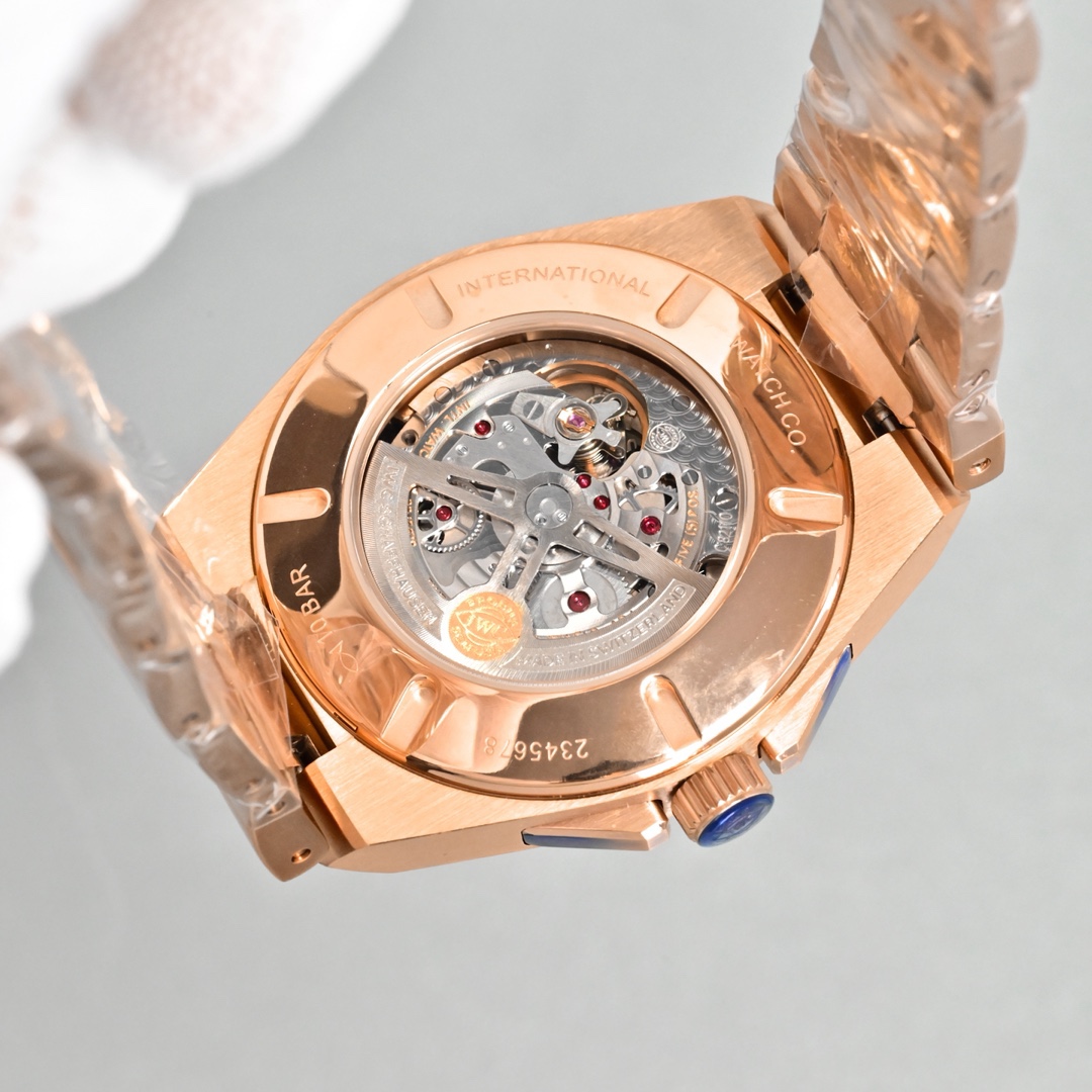 KR新品  萬國工程師系列萬年曆腕表，復刻界最複雜的腕表，所有功能同步原裝，所有功能調節通過把頭控制.
1⃣️【功能介紹】3點鐘位置顯示日曆，9點鐘位置顯示星期，6點鐘月份月相指針顯示。

2⃣️【做工精細】外殼採用原版同樣的三件套結構，中間拉絲，上下殼為拋光，鏡面採用高成本的鍋蓋形藍寶石，使其質感提升。

3⃣️【機芯性能】尺寸41.6mm,機芯採用天津機芯改82600，高效穩定，動力時間長達72小時以上，進行加裝複雜的萬年曆模塊，而且同步所有功能實現同步原裝通過把頭調節。
