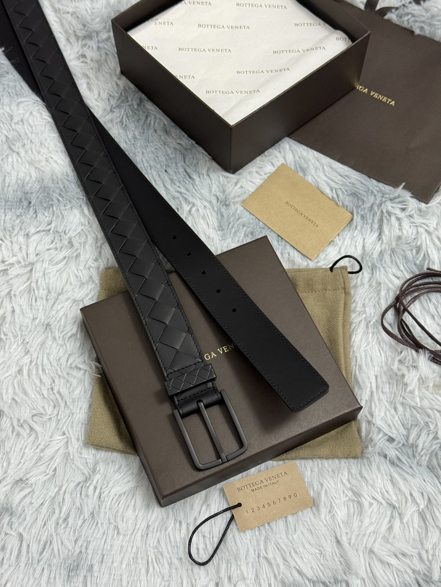 BOTTEGA VENETA   3.5cm   
手工編織牛皮經典之作
每個細節都體現出至高的品味和格調
整體造型增添優雅韻味  
低調奢華的典範
優雅迷人氣息
精緻的手工藝製作。