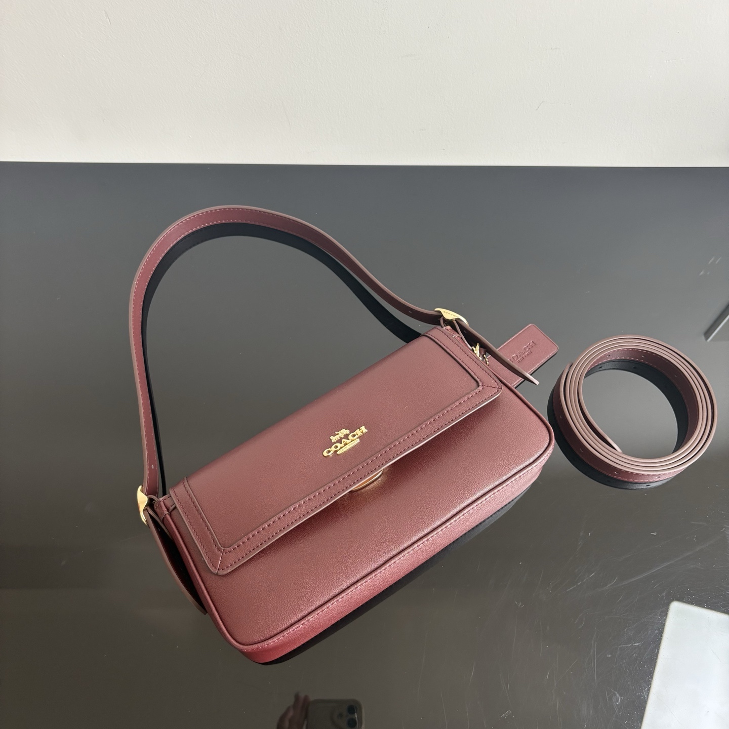 
【新品】COACH/蔻馳奧萊女士ETTA25號翻蓋單肩包腋下包高級通勤 CCV65尺寸25*13.5*6