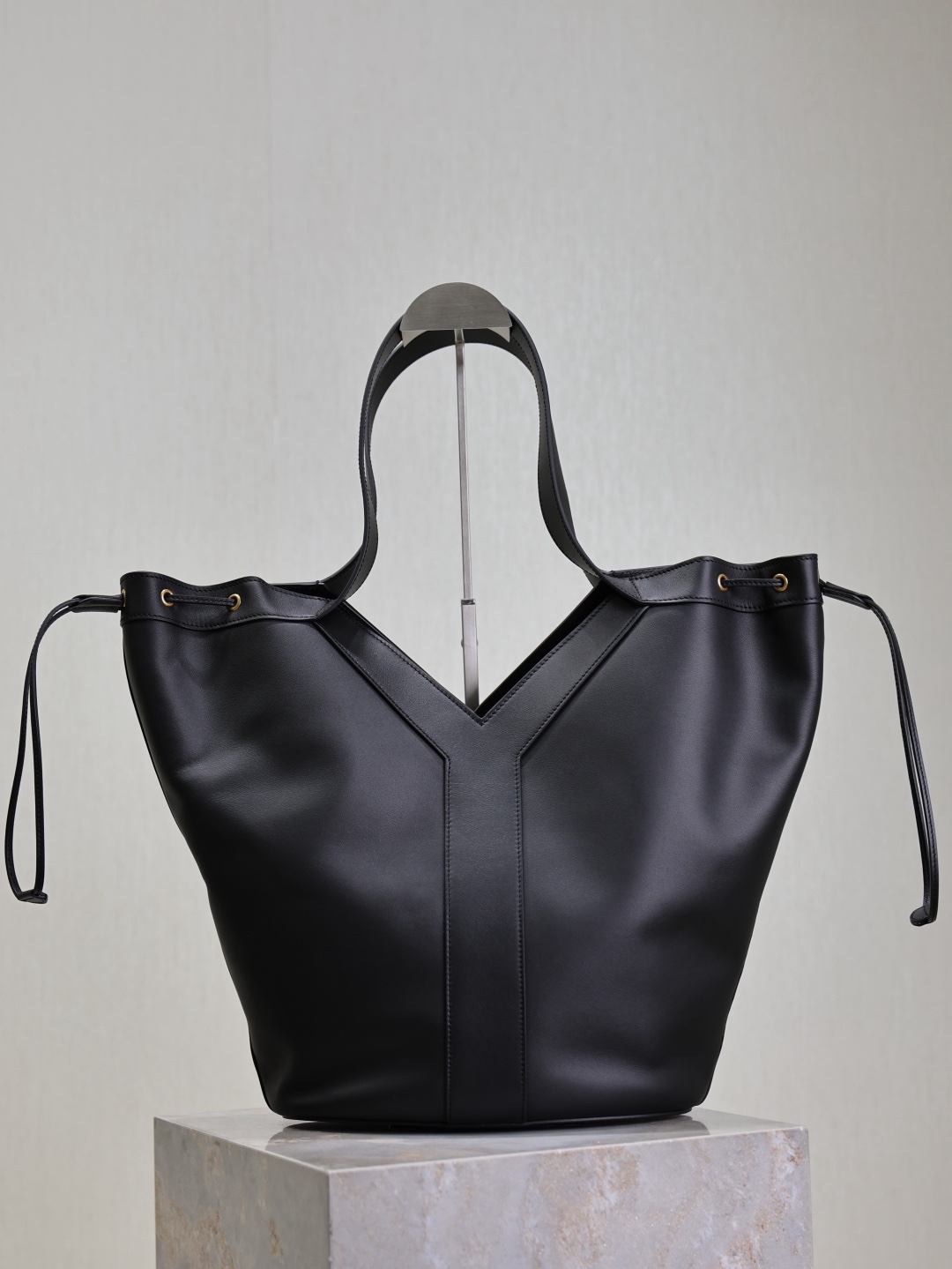 Y大號皮革HOBO手袋
精細粒面皮革HOBO手袋，同色系皮革全襯里設計。
這款超輕手袋得名於靈感源自品牌典藏設計的精緻Y標誌縫線。
抽繩系帶可將兩側收緊或展開，打造不同廓形。
內部設有拉鍊口袋和黃銅鈎扣。
型號：833160
尺寸：26/50×15×34cm