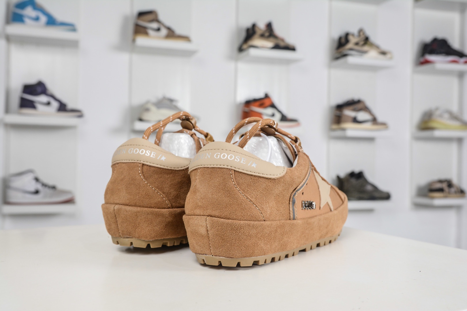 Golden Goose Super-Star 厚底抽繩休閒時尚復古做舊星星板鞋 
Size：35 36 37 38 39 40