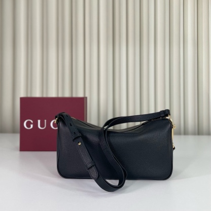 Gucci Half Horsebit系列中號肩背包，煥新呈現Gucci Half Horsebit系列，以現代風格煥新演繹品牌最具標誌性的元素之一。該系列巧妙融蘊休閒廓形與標誌性的半馬銜扣配件，這也是其名稱的由來。款號860787克皮，尺寸31.5X17X12