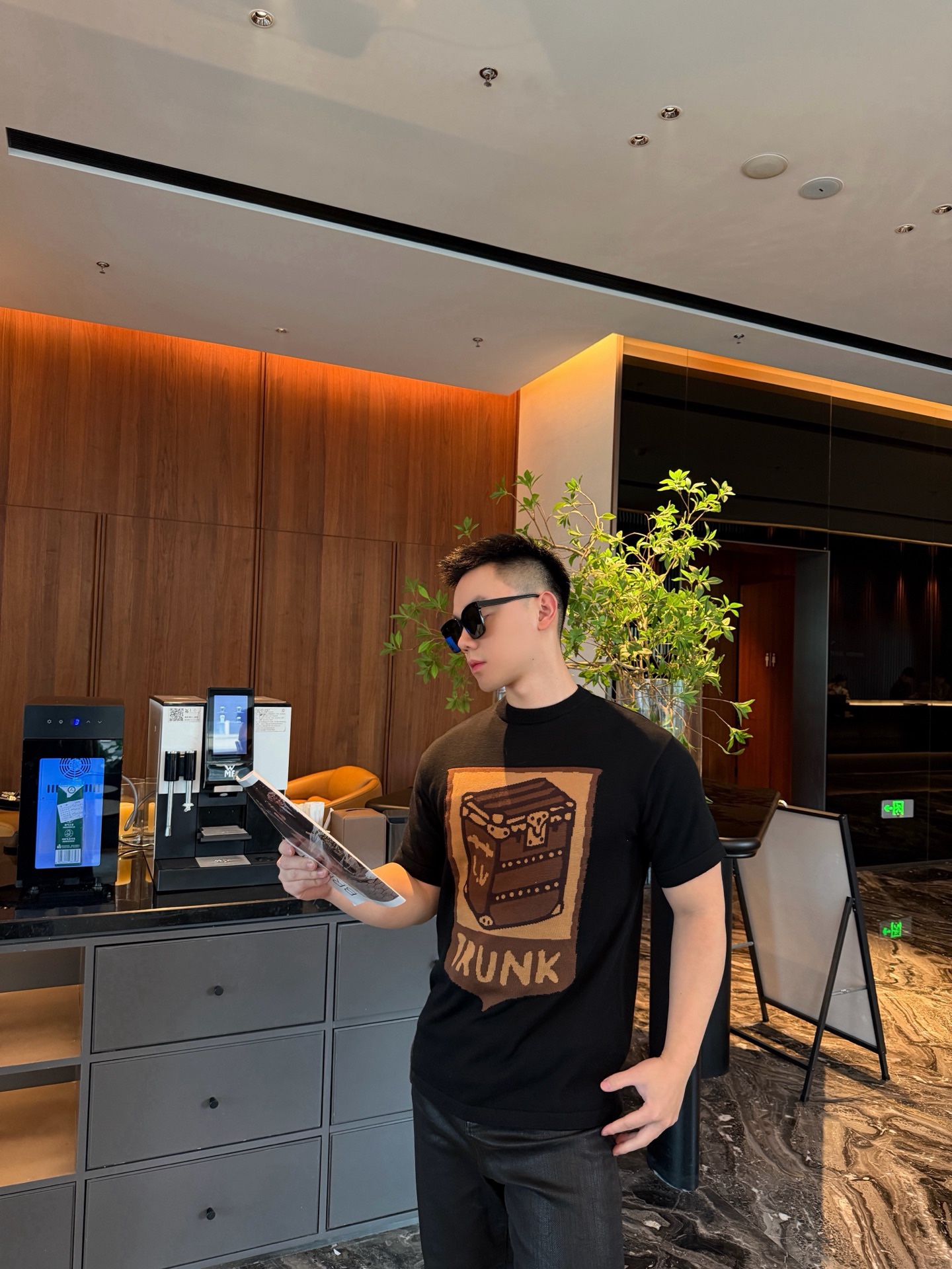 🔝LOUIS VUITTON LV 皮箱幾何圖針織短袖T恤
定織雲柔密紡棉針織料，嵌花提花織法，精細編織不僅確保了圖案的清晰度，還大大增強了織物的耐用性，成衣洗水加軟去味工藝，通過專業的洗滌設備和特定的洗滌劑，對衣物進行深度清潔和去味處理，改善衣物的手感和外觀，寬松版型
B Size：S-XL