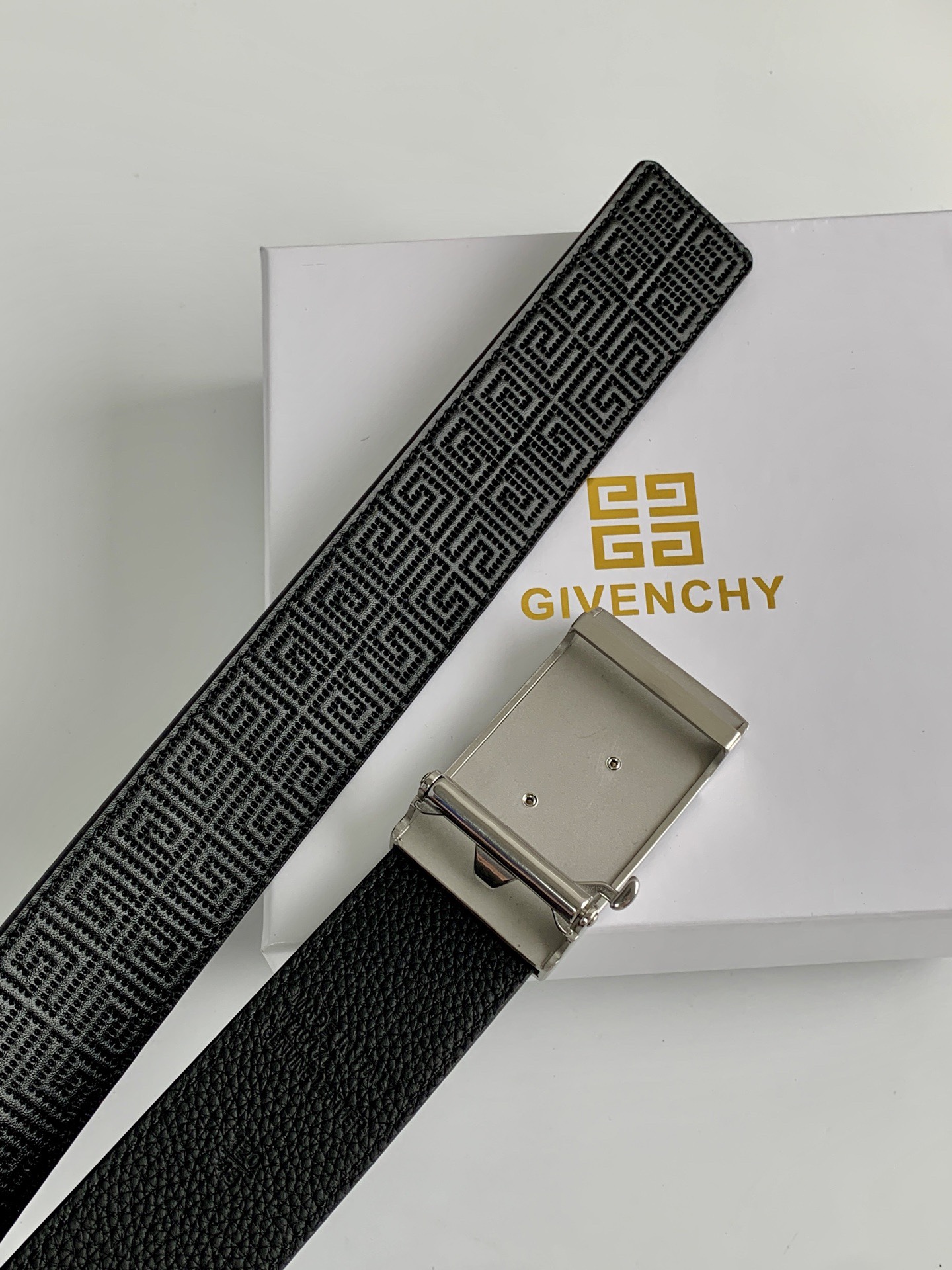 【紀梵希】新款男士 頭層小牛皮黑色壓花腰帶，內襯荔枝紋底，寬38毫米.搭配不鏽鋼經典4G自動扣.商務服裝造型的完美搭配。永恆經典！