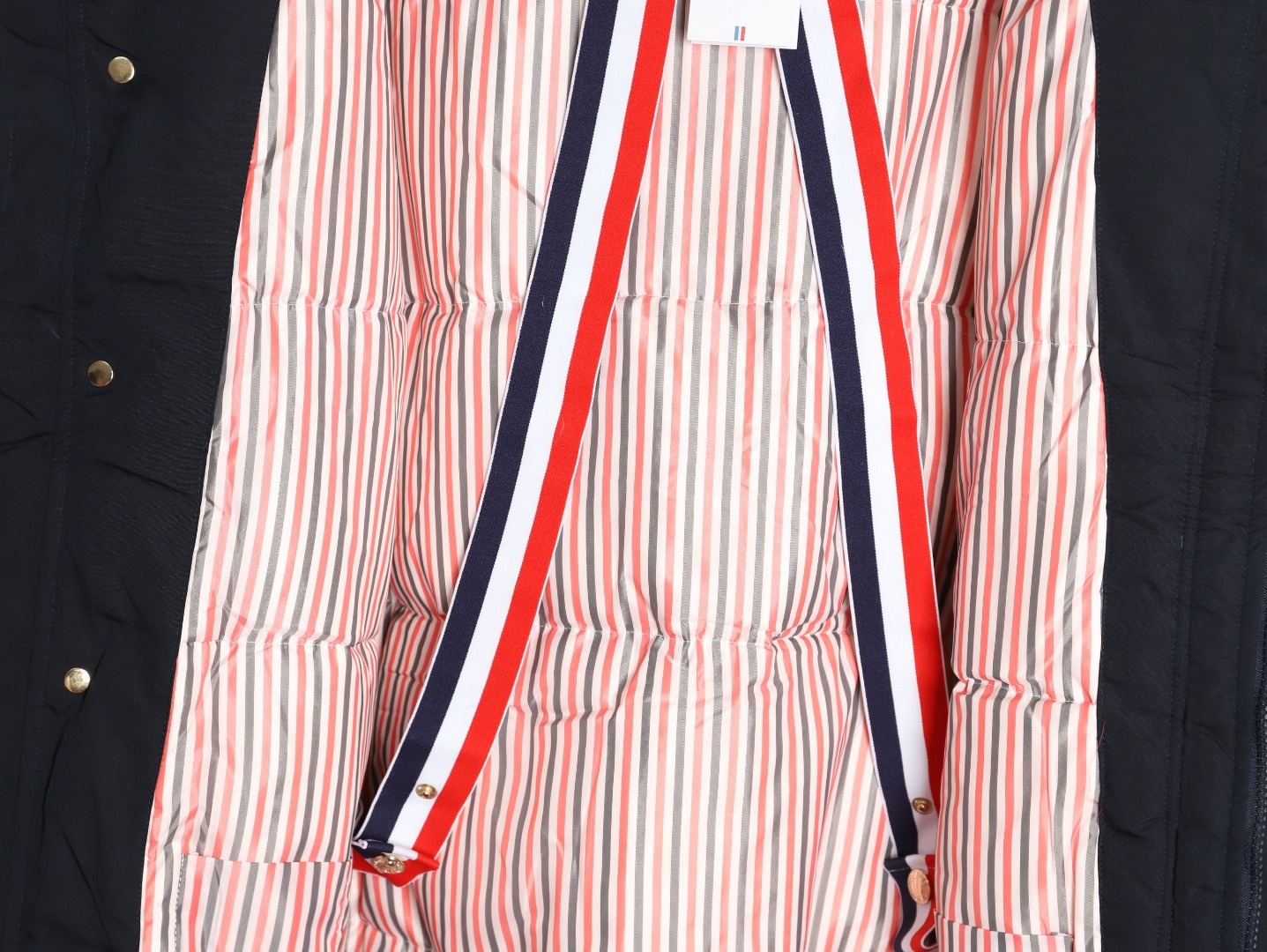 Thom Browne/湯姆布朗 袖標織帶長款羽絨服
採用進口90鴨絨填充 內外里加雙層內膽不會跑毛 高密度防風抗寒功能性面料 手感柔軟舒適  工藝更是精湛 嚴防鑽絨 採用國際先進的真空充絨技術 增加空氣隔層 不損傷羽線 能保持羽原有的柔軟性、彈性及手感 將羽絨的保暖性發揮到最佳！
N Size :1-3