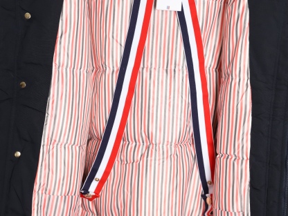 Thom Browne/湯姆布朗 袖標織帶長款羽絨服
採用進口90鴨絨填充 內外里加雙層內膽不會跑毛 高密度防風抗寒功能性面料 手感柔軟舒適  工藝更是精湛 嚴防鑽絨 採用國際先進的真空充絨技術 增加空氣隔層 不損傷羽線 能保持羽原有的柔軟性、彈性及手感 將羽絨的保暖性發揮到最佳！
N Size :1-3