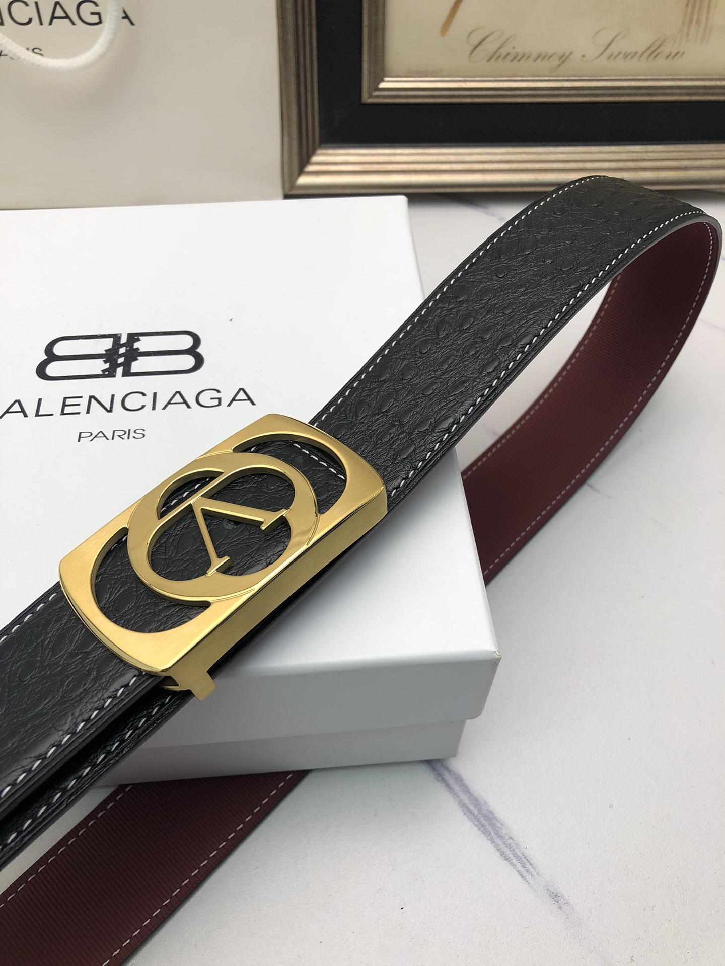 華倫天奴：原單頭層牛皮駝鳥花紋，內襯頭層壓橫紋牛皮底，營造織紋外觀。飾以標誌原單扣。專櫃寬度4.0