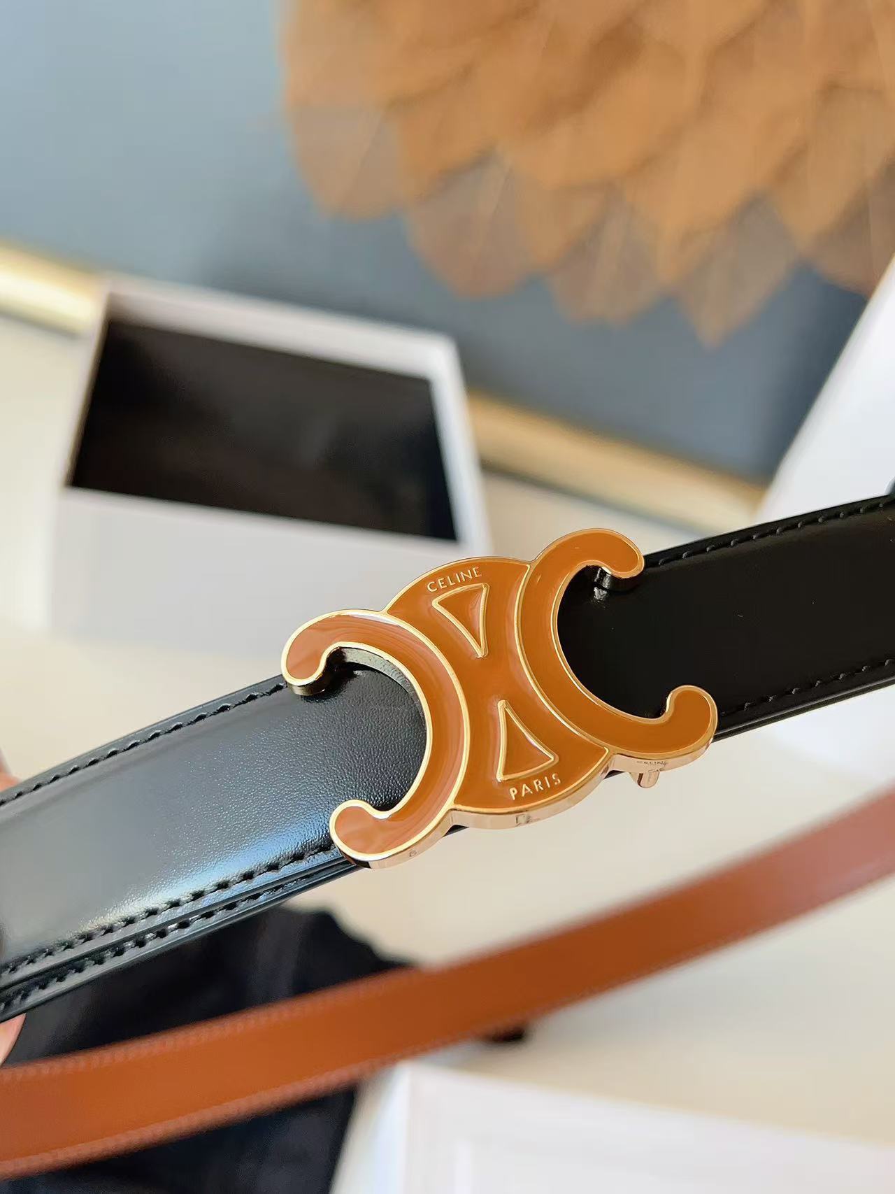CÉLINE  凱旋門家新款ALIX 中號25毫米雙面腰帶
這款採用牛皮革，滴膠飾面，可拆卸橢圓形搭扣，雙面腰帶，TRIOMPHE雙面飾釘.
寬度：2.5cm