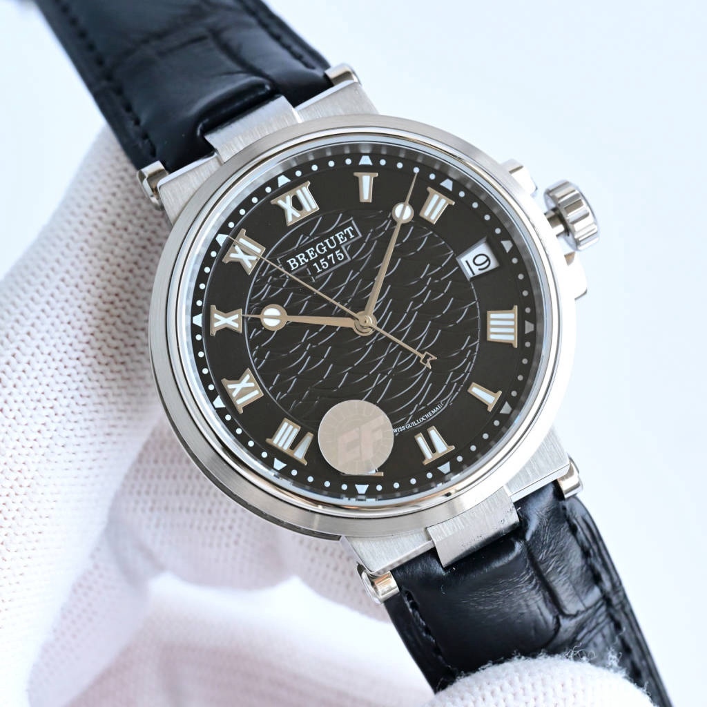CF新品發佈會，寶璣-Breguet
航海MARINE航海系列5517款腕表，航海天文鐘的起源作品，“時計本是兵家利器”說的就是這款腕表，鐘錶界的巨作。工廠全面抄寫原裝數據，98%還原殼型字面，彰顯原裝優雅硬朗的氣質，原裝同款777A自動機械機芯，鐫刻獨立編號與寶璣先生簽名。直徑40毫米。正反均為藍寶石防刮玻璃，旋入式防水錶冠。實測防水深度100米。搭配飾有太陽放射紋錶盤，配裝進口鰐魚皮錶帶，以零頭的價格給您帶來原裝超值體驗。