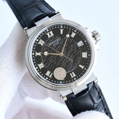 CF新品發佈會，寶璣-Breguet
航海MARINE航海系列5517款腕表，航海天文鐘的起源作品，“時計本是兵家利器”說的就是這款腕表，鐘錶界的巨作。工廠全面抄寫原裝數據，98%還原殼型字面，彰顯原裝優雅硬朗的氣質，原裝同款777A自動機械機芯，鐫刻獨立編號與寶璣先生簽名。直徑40毫米。正反均為藍寶石防刮玻璃，旋入式防水錶冠。實測防水深度100米。搭配飾有太陽放射紋錶盤，配裝進口鰐魚皮錶帶，以零頭的價格給您帶來原裝超值體驗。
