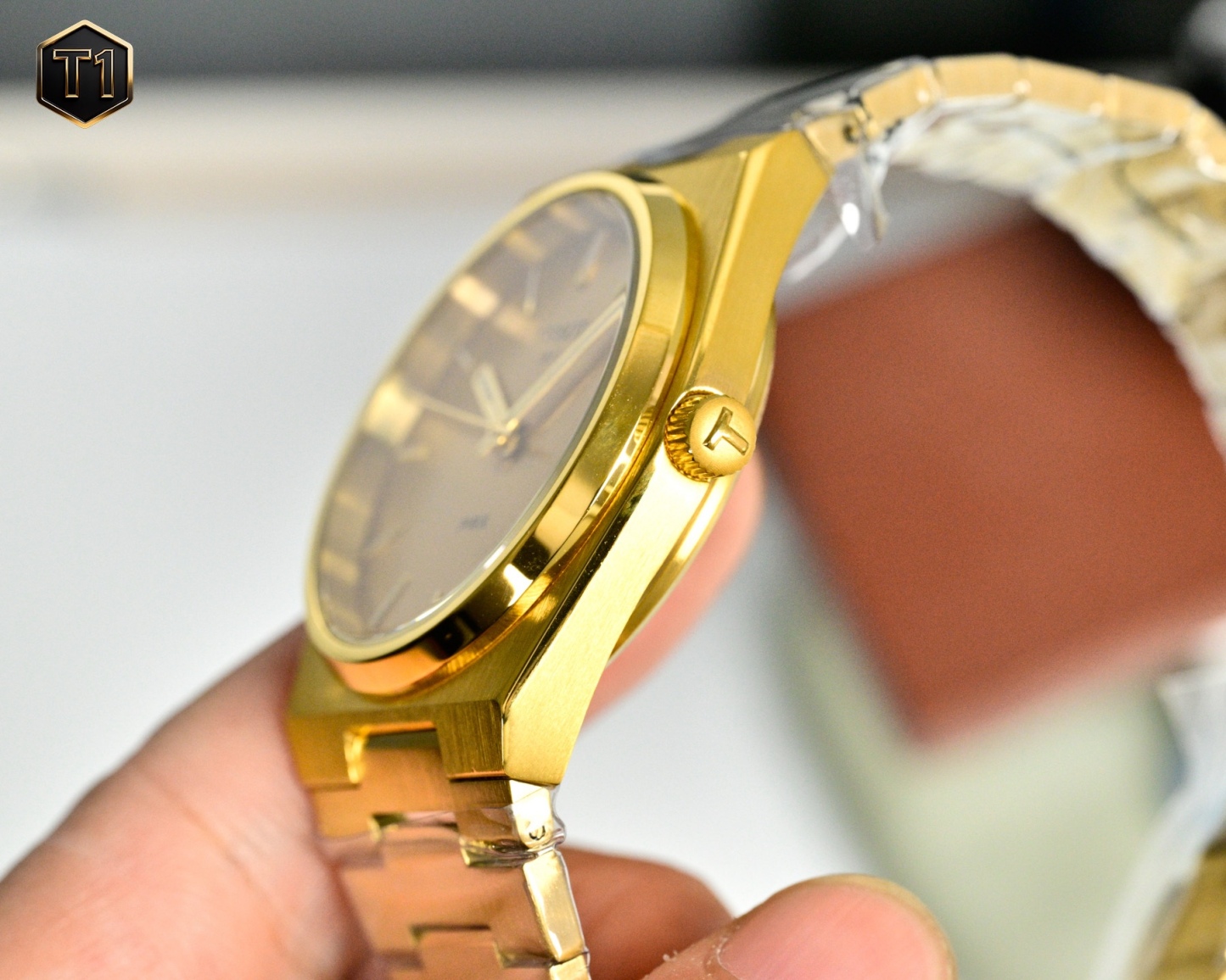 原單品質 天梭（TISSOT）PRX系列  T137.410.11.031.00 復古時尚 商務男士石英腕表火爆登場  ❤️❤️
憑借disco 風格設計 此系列腕表打破了復古與潮流的界限，將上世紀70年代情懷融於現代時尚，重塑時代經典魅力，時刻驚艷在線。秉持創新源於傳統的品牌理念，為其配了酒桶型表殼，配備了“一體式精鋼錶鏈”（融錶鏈，表耳，表殼於一體）。方寸之間卻有匠心獨運，天梭攜手復刻經典力作，呈現1911年腕表造型設計，這一刻，著古潮今。搭載瑞士石英機芯，藍寶石玻璃，316瑞士鋼，100米深度防