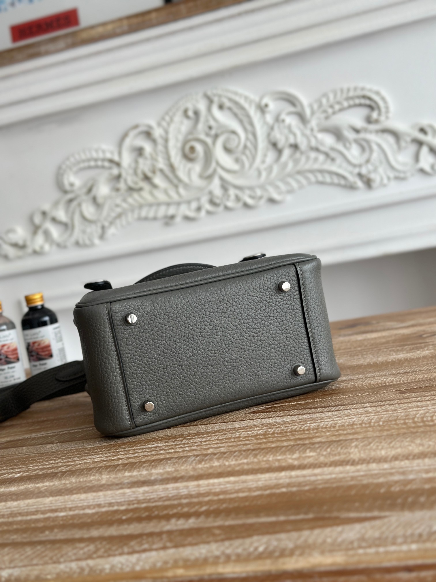 琳迪lindy 19cm	
Tc皮 蜜蠟線半手工縫製
lindy19保留了琳迪包所有細節的完整設計，側口袋、拉鍊等全部都是經典的設計√
這只小可愛暴擊了多少人的少女心