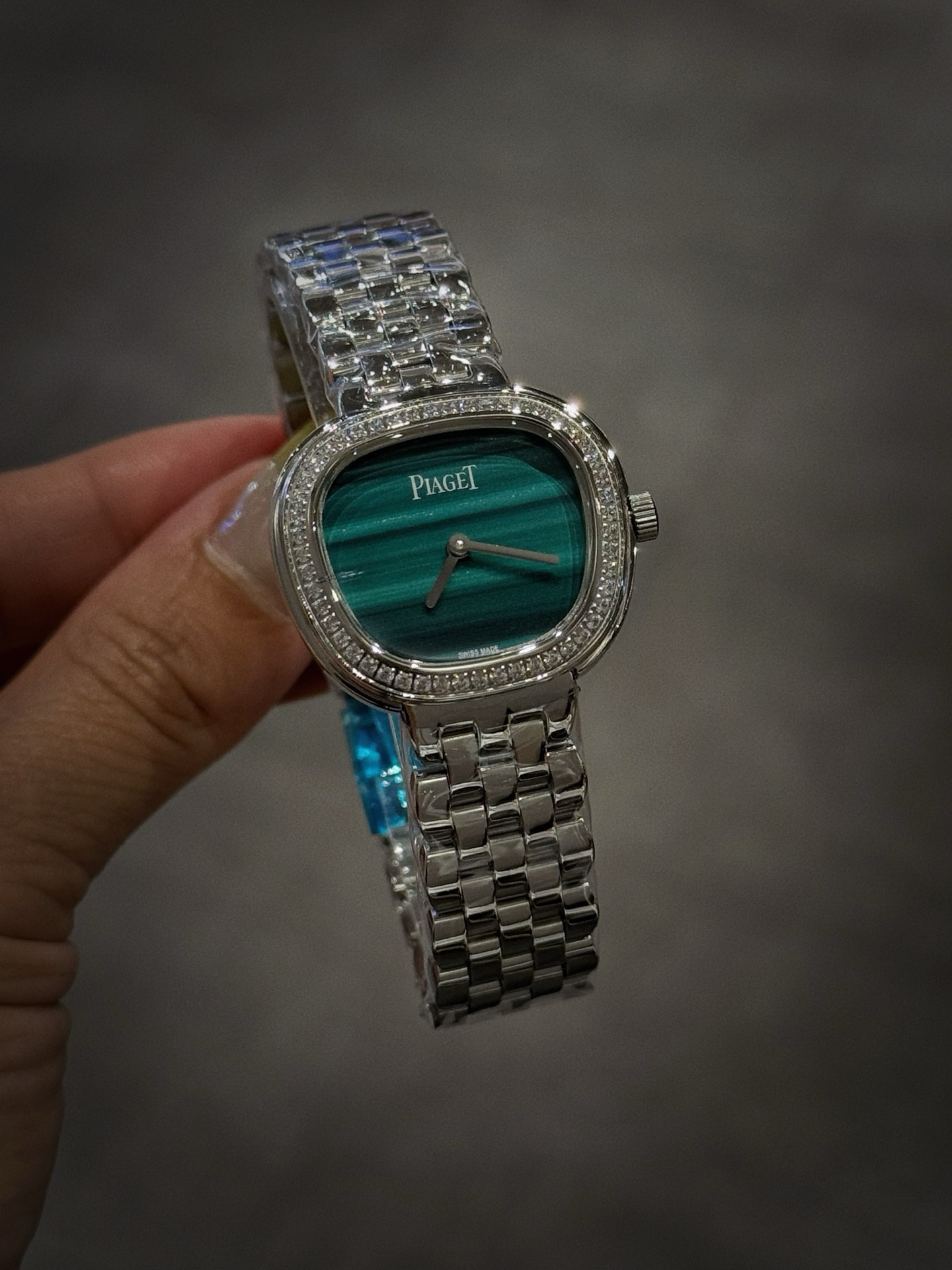 A8 factory•伯爵全新腕表 ﻿ #PiagetSixtie鎏金悅影系列 ﻿ 在瑞士鐘錶展「鐘錶與奇跡」閃亮登場！這款腕表游走於非凡制表工藝與黃金工藝之間，簡直是時尚與藝術的完美結合。Sixtie腕表採用獨特的梯形設計，重新詮釋1960年代末大膽華麗的風格，展現出獨特的魅力與優雅。
✨Sixtie系列腕表
✨直徑29毫米,
✨CNC數控雕刻精鋼梯形表殼
✨專櫃同步超薄厚度僅僅7mm
✨銀色太陽緞面打磨錶盤
✨316L精鋼錶鏈,搭載伯爵進口石英機芯  
認准A8出品！必屬精品！大廠品質！歡迎轉載！