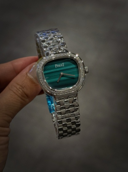 A8 factory•伯爵全新腕表 ﻿ #PiagetSixtie鎏金悅影系列 ﻿ 在瑞士鐘錶展「鐘錶與奇跡」閃亮登場！這款腕表游走於非凡制表工藝與黃金工藝之間，簡直是時尚與藝術的完美結合。Sixtie腕表採用獨特的梯形設計，重新詮釋1960年代末大膽華麗的風格，展現出獨特的魅力與優雅。
✨Sixtie系列腕表
✨直徑29毫米,
✨CNC數控雕刻精鋼梯形表殼
✨專櫃同步超薄厚度僅僅7mm
✨銀色太陽緞面打磨錶盤
✨316L精鋼錶鏈,搭載伯爵進口石英機芯  
認准A8出品！必屬精品！大廠品質！歡迎轉載！