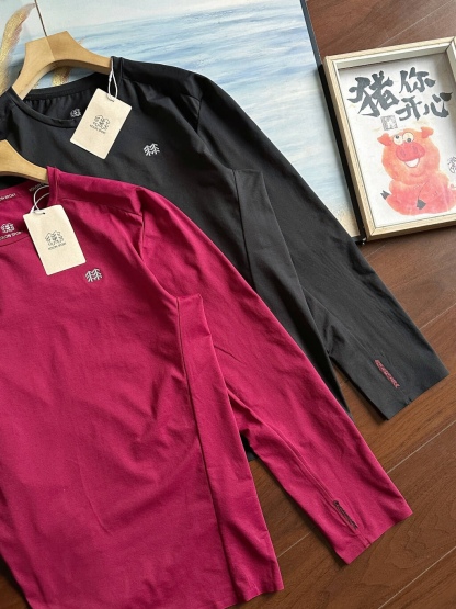 2026KOLONSPORT可隆馭馬迎風新春限定系列吸濕速乾長袖T恤CNYS-FUCTIONAL圓領長袖。打底衫本命年的情侶夫妻們！安排起來！料子很舒服 可隆休閒衣登山男女士彈力圓領戶外運動防曬長袖打底T恤！！可隆的內搭 SECO面料和 POLYGIENE銀鹽抗菌科技結合速乾，棉觸感，抗褶皺，耐洗護，基礎款圓領長袖T恤，具備高彈力、防曬性能背面 微拉絨處理，提高穿著舒適性！！面料：聚酯纖維80%  氨綸20%櫃子同步 迪家高端專業運動面料，精梳輕拉絨，親膚舒適，排汗吸濕！面料不易變形、不易褪色