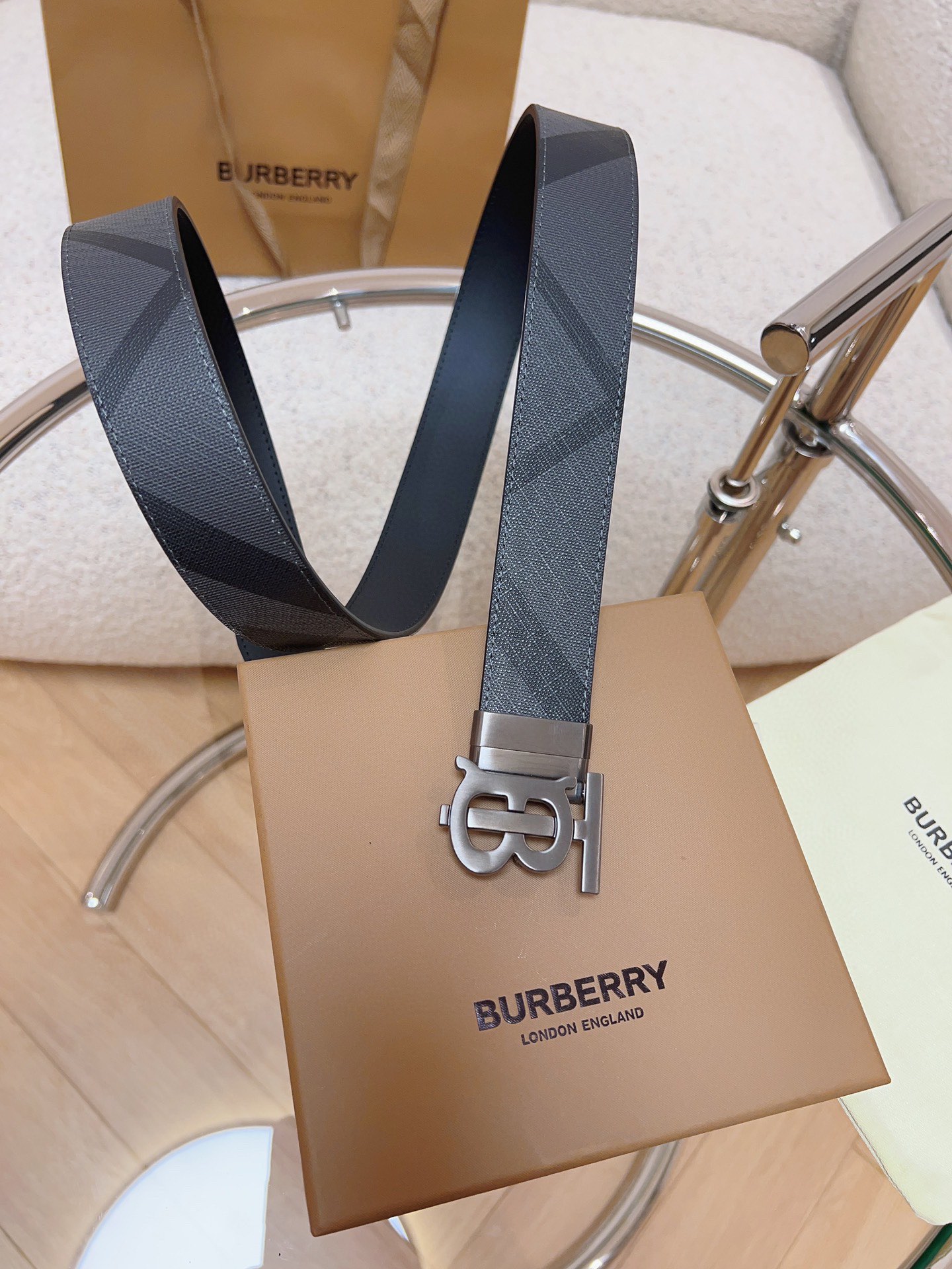 Burberry  專櫃同步 雙面兩用的意大利制腰帶   選用皮革與專屬標識印花環保帆布製作  腰帶配有精美的專屬標識造型飾牌搭扣  寬:3.5cm  精緻優雅  簡單大方.