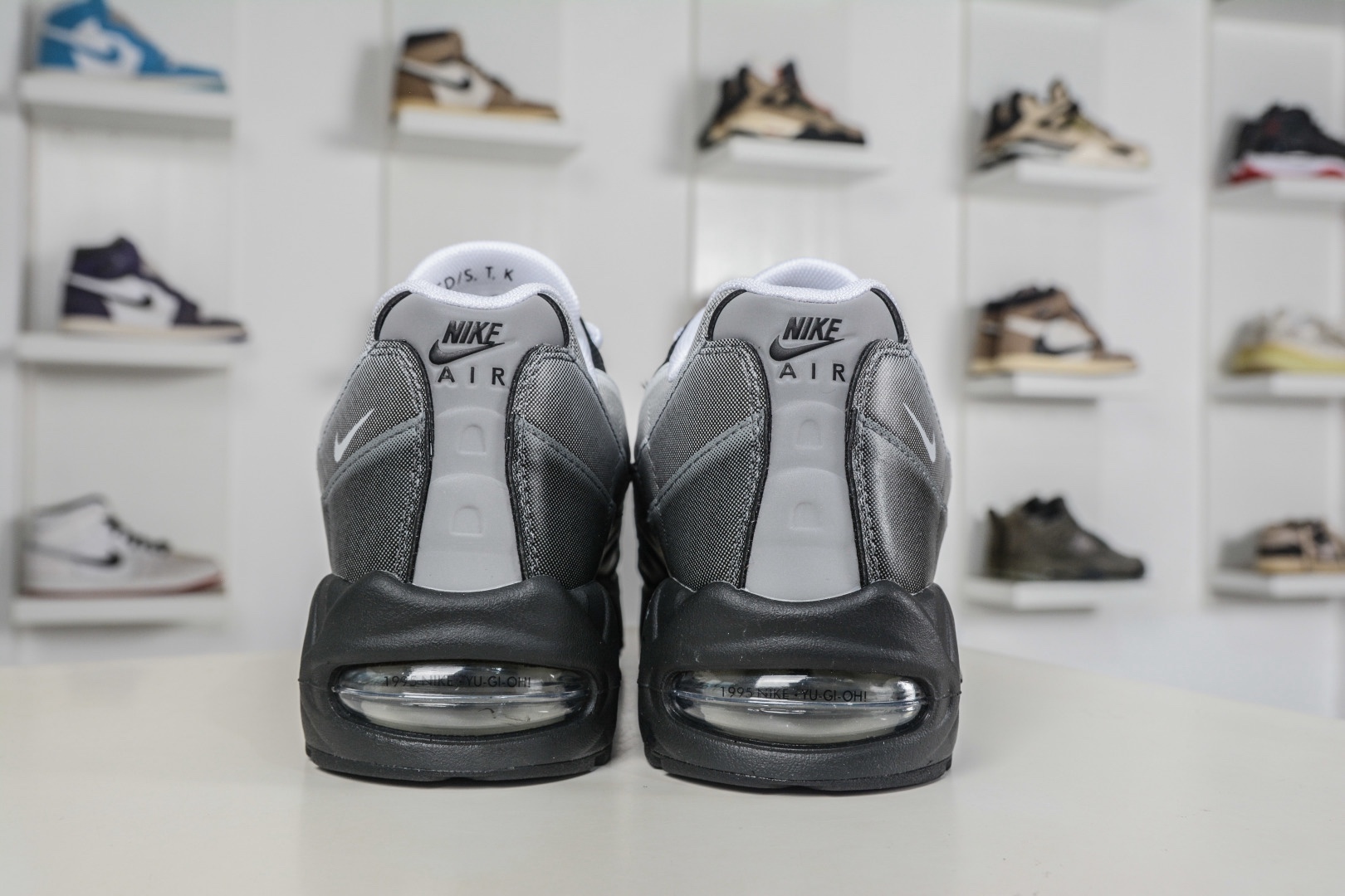 Yu-Gi-Oh! x NK Air Muscle 95時尚舒適減震耐磨低幫休閒跑步鞋 遊戲王聯名灰色
貨號：II7404 100 
 SIZE：40 40.5 41 42 42.5 43 44 44.5 45 45.5 46 47.5 48.5