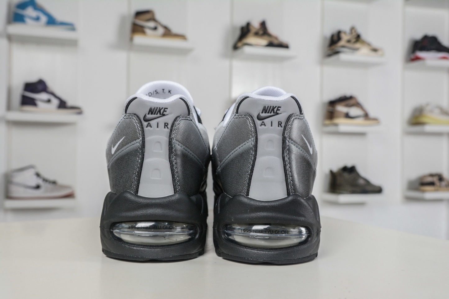 Yu-Gi-Oh! x NK Air Muscle 95時尚舒適減震耐磨低幫休閒跑步鞋 遊戲王聯名灰色
貨號：II7404 100 
 SIZE：40 40.5 41 42 42.5 43 44 44.5 45 45.5 46 47.5 48.5