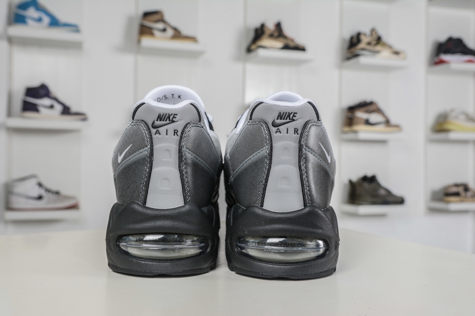 Yu-Gi-Oh! x NK Air Muscle 95時尚舒適減震耐磨低幫休閒跑步鞋 遊戲王聯名灰色
貨號：II7404 100 
 SIZE：40 40.5 41 42 42.5 43 44 44.5 45 45.5 46 47.5 48.5