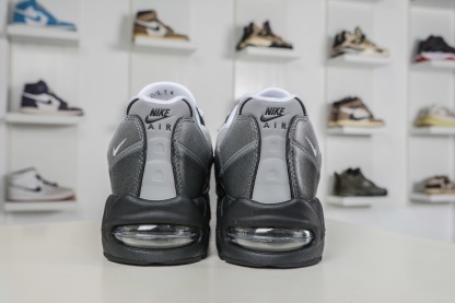 Yu-Gi-Oh! x NK Air Muscle 95時尚舒適減震耐磨低幫休閒跑步鞋 遊戲王聯名灰色
貨號：II7404 100 
 SIZE：40 40.5 41 42 42.5 43 44 44.5 45 45.5 46 47.5 48.5