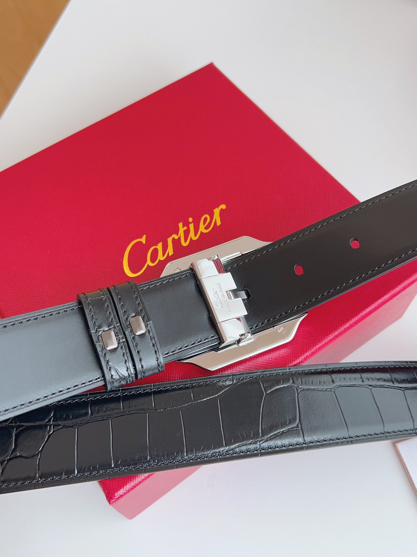 
Cartier（卡地亞）憑借匠心傑作展現與眾不同的美感，融合精湛工藝與經典設計，演繹雋永風格；瀟灑不羈，果敢獨立！此款式易搭配服飾；休閒正裝兩相宜。皮帶寬度：35mm