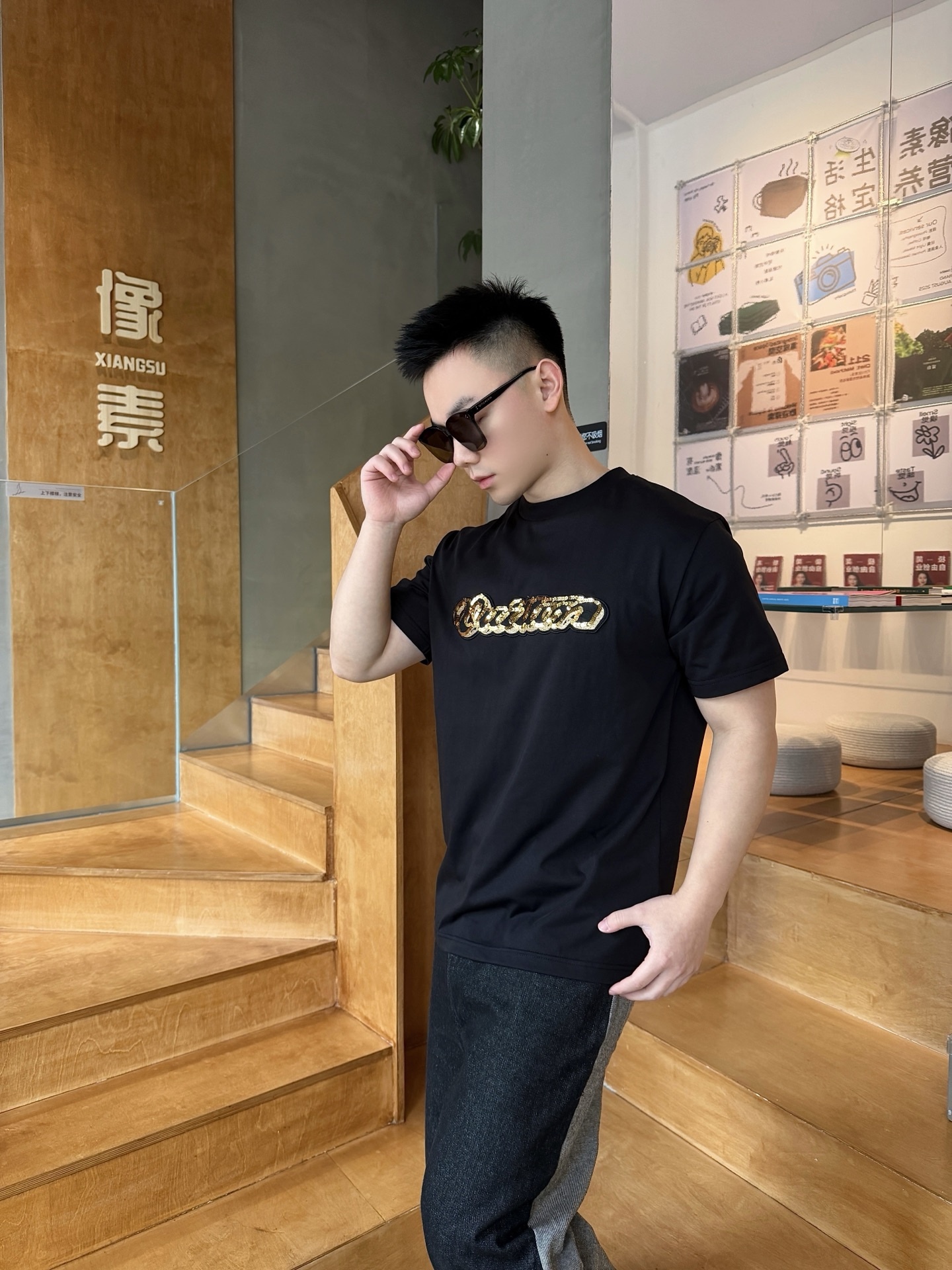 🔝LOUIS VUITTON LV 亮片字母特種刺繡短袖T恤
正品購入，26支雙紗全棉精梳棉220克，1*1索羅娜羅紋280克，特種刺繡，面料酵洗，定制亮片、章仔、商標，合身版型
B Size：S-XL