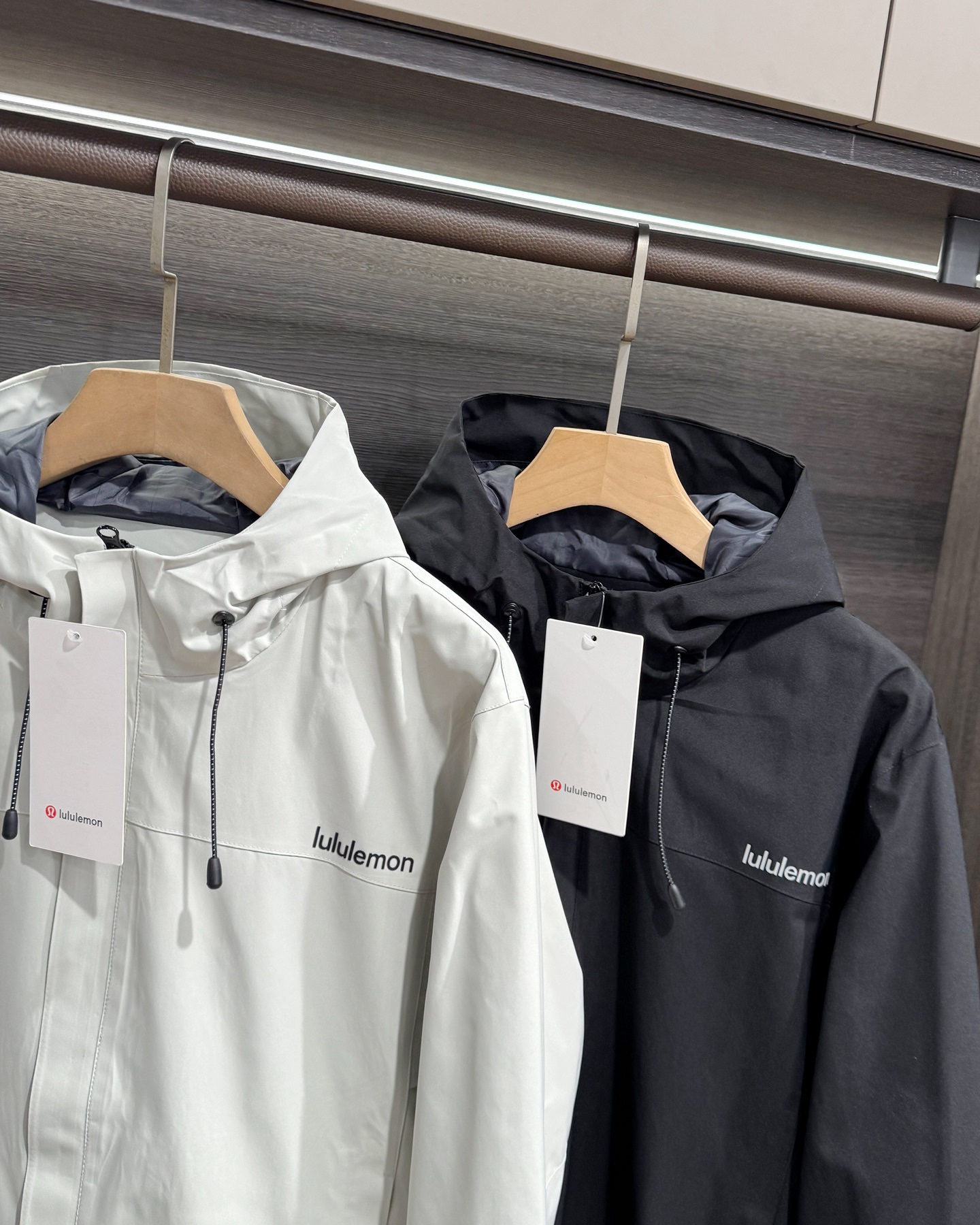 lululemon 機能衝鋒衣 | 雙緯記憶T800面料，戶外通勤全能王！
懂行的都知道，lululemon這件衝鋒衣的面料才是真·黑科技！採用雙緯記憶T800面料，防水4級以上，防風防雨、抗皺透氣、防刮耐磨，立體有型不軟塌，里料更是抗靜電布，應對乾燥天氣或特殊場所都毫無壓力！
- 防護拉滿：防潑拒水+防風鎖暖+透濕排網，暴雨天不漏水，大風天不透涼，運動時還能快速排汗，戶外徒步、通勤驟雨都能穩穩hold住。
- 細節質感：可調節抽繩連帽+隱形拉鍊口袋，胸口lululemon Logo+下擺壓印