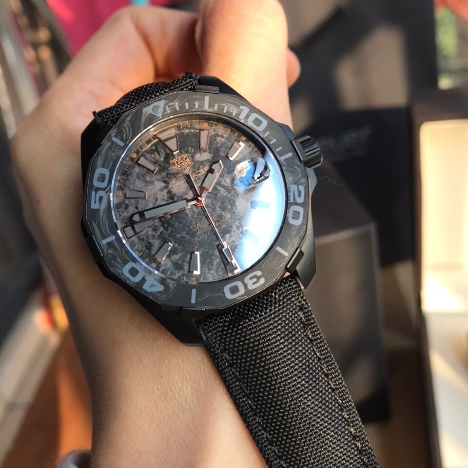 新款泰格豪雅碳纖維到貨！年終巨獻！結合碳元素、鈦元素、隕石元素三大元素為主題，以黑色為主色調，再以藍色、黃色、玫瑰金於黑色中亮起，鮮活明亮！表殼與表扣為主的鈦合金材料，表面則是整表的靈魂所在！此表面為原裝原版表面！！（以放大鏡側面視覺效果為準！）多層印刷複製出隕石佈局的效果！圈口以碳纖維材料與鈦合金的結合，尼龍材料和頭層牛皮、硅膠結合，用藍色、黃色、黑色線配合手錶對應的顏色！～41mm表徑，全新全套出！