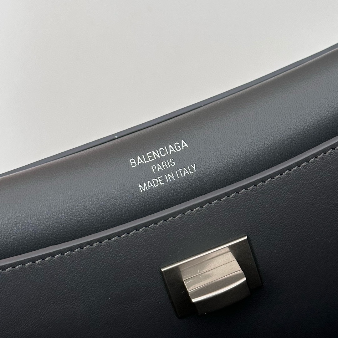 巴黎世家𝗕𝗮𝗹𝗲𝗻𝗰𝗶𝗮𝗴𝗮 💚💚出貨了！
款號：789779
尺寸：28.9×20×9.9cm