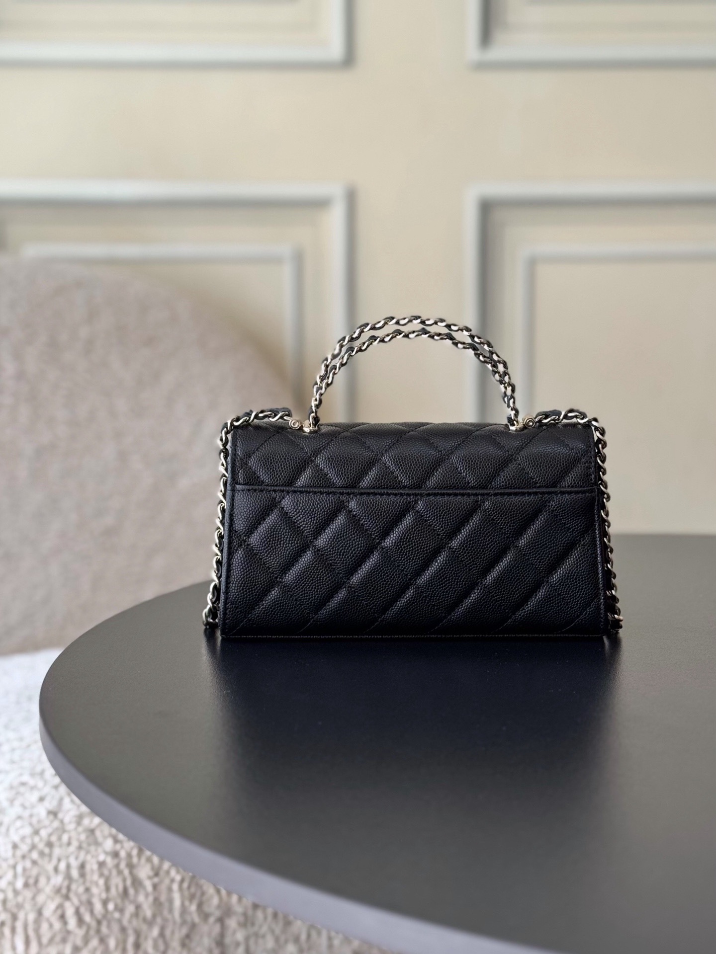 Chanel 25S 新款本季 最火的小球牛皮Kelly 手柄包
這顆絕對是黑馬
第一眼看到就深深愛上💕
顏值不必說 直接閉眼入不會錯
很好打理 也是百搭型
實現了單背斜挎腋下背手拎的效果📷
簡直就是福音〰️
很精緻 值得珍藏🔝

五金：全鋼18K淺金
皮料：獨家Haas小牛皮
尺寸：𝟏8*𝟏0*4.𝟓 𝚌𝚖
型號：AS3238