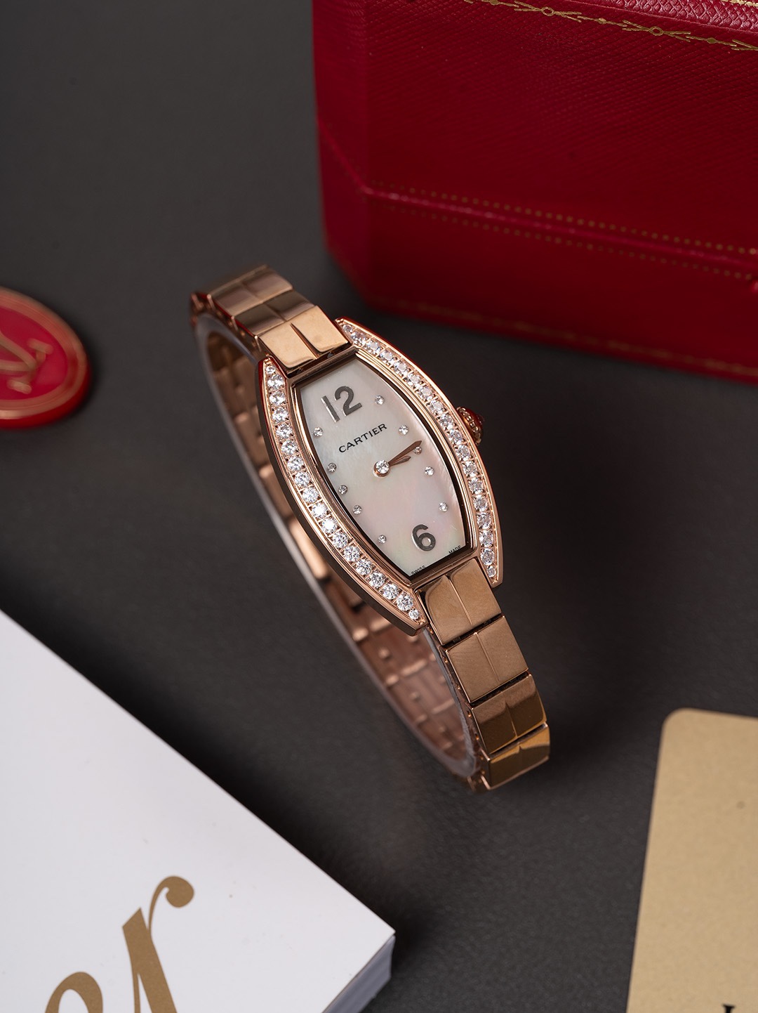 全面升級版到貨，金銀同價🔺卡地亞🔻Cartier酒桶奢華腕表,引領風格,超越時代,設計與精湛的非凡工藝,倍受各界潮流高貴的青睞,該腕表採用手鍊以及腕表兩種不同藝術風格完美融合！盡顯柔美優雅魅力，成為卡地亞典範之作！迷你表款，升級精裝C1Ct163進口瑞士石英機芯。精鋼表殼和錶鏈。表冠鑲嵌一顆白色合成尖晶石。鍍銀錶盤，劍形藍鋼指針！尺寸：23mmX30mm，升級內容如下，機芯精簡版C1Ct163正式面世