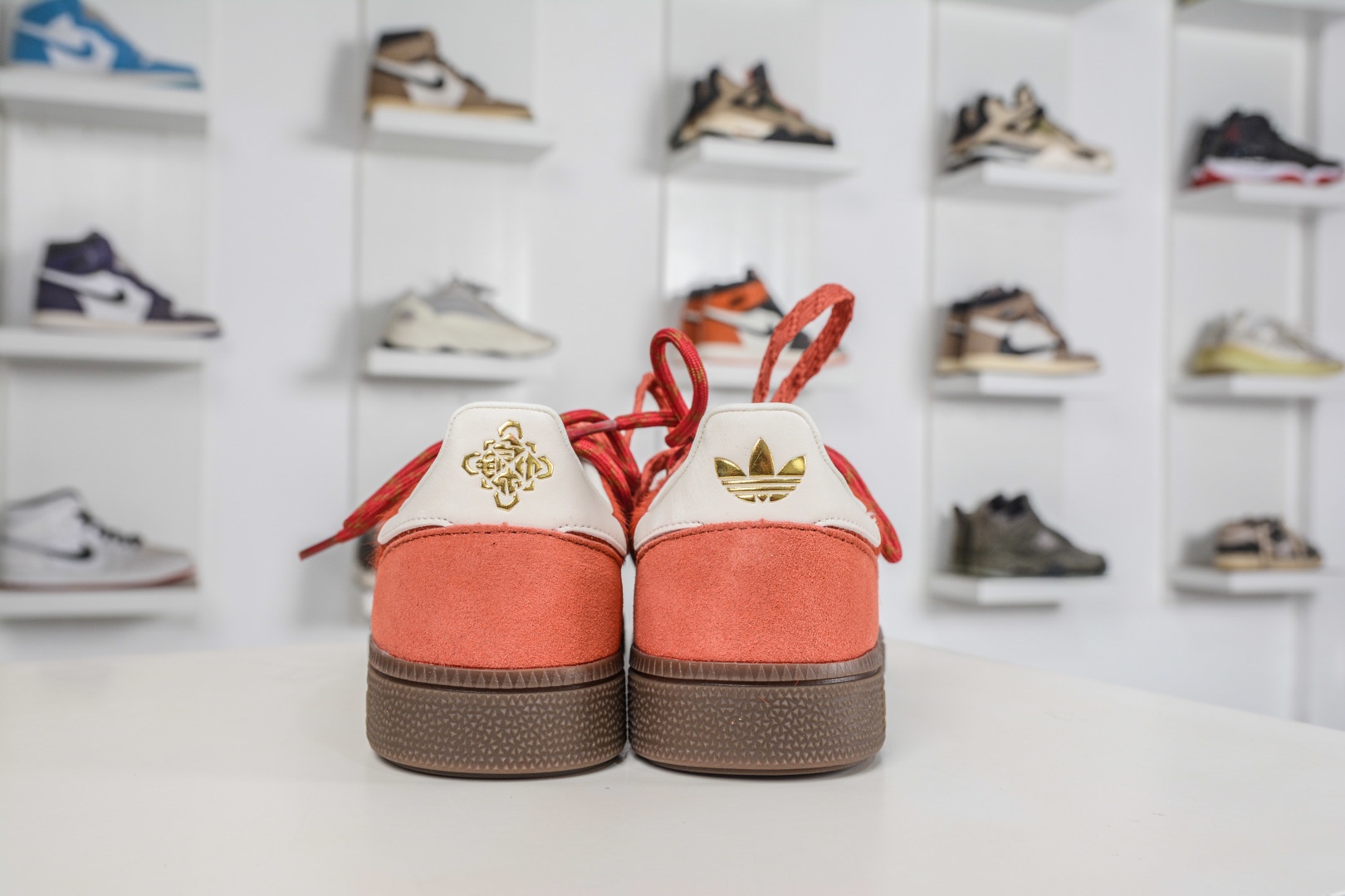 Adidas Handball Spezial 馬年限定 CNY新年款 阿迪達斯經典款 復古休閒板鞋 
貨號:KJ6299
尺碼: 35 36 36.5 37 38 38.5 39 40 40.5 41 42 42.5 43 44 45