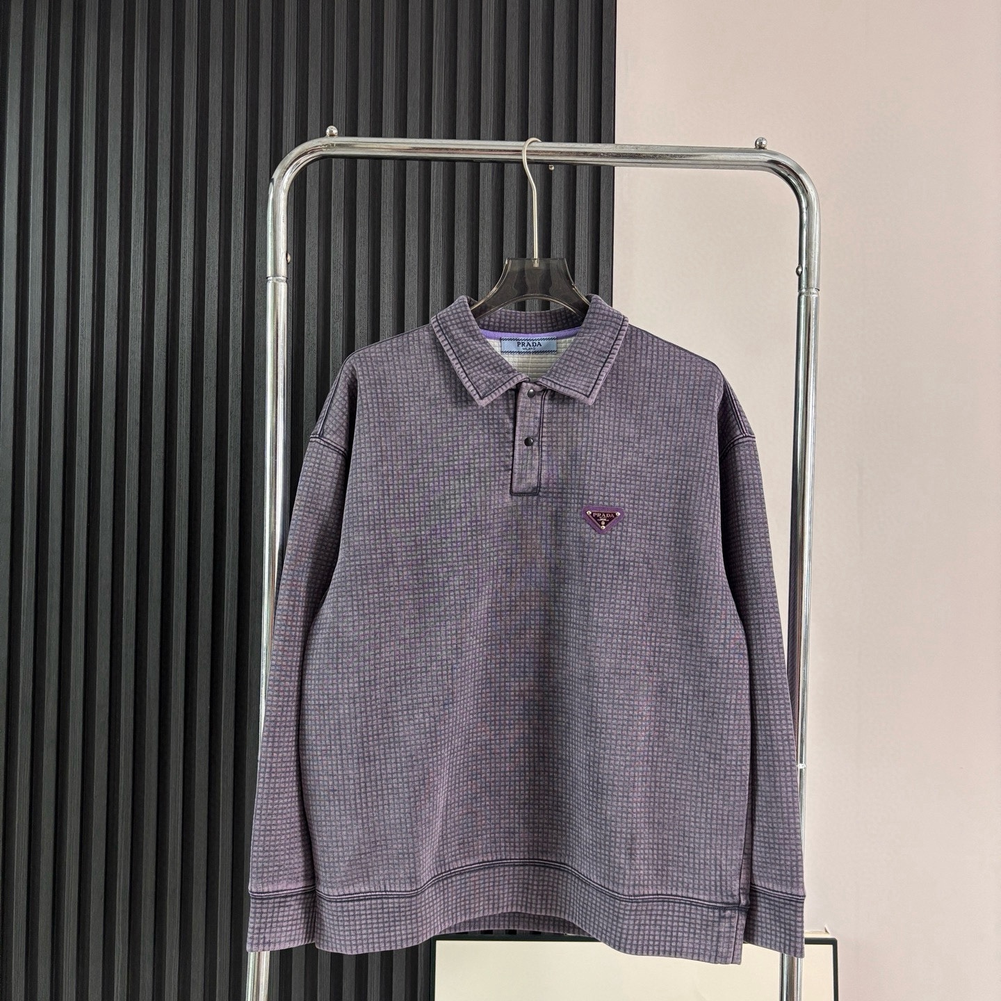 Prada普拉達日系翻領長袖衛衣
原相機📷實拍 質感看得見
水洗做舊工藝，質地軟軟糯糯有質感
版型寬松 遮肉顯瘦 不挑身材
斜紋肌理感泡泡TR優質面料
紋路清晰自然 觸感軟糯舒適 
男女皆可穿可當情侶裝！
質量放心入手不亂吹品質值得信賴

顏色：花灰  黑色  紫灰色
尺碼：M-2XL

尺碼    M     L     XL    XXL   
衣長    69    71    73     75   
胸圍    116  120   124  128
袖長    55    56