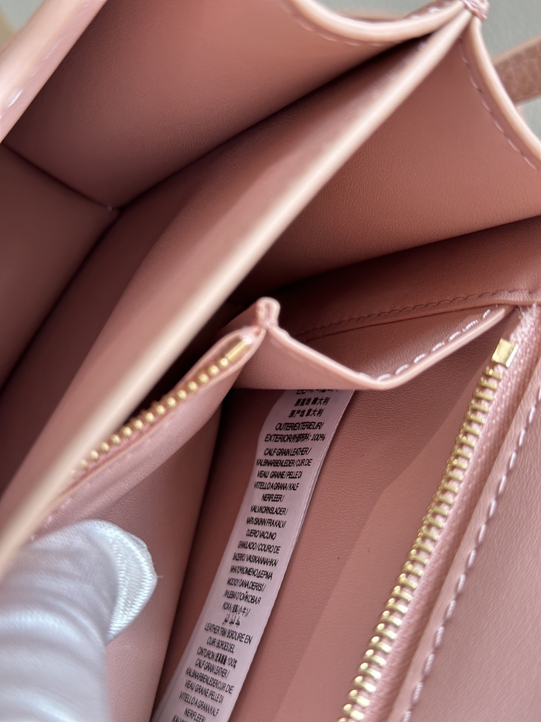 B家最新版型立挺的「TB 專屬標識鎖扣包」，選用意大利鞣制粒紋皮革打造，搭配緝明線設計，鎖扣裝飾 Thomas Burberry 靈感專屬標識，可肩背、斜背或打造手拿包造型。
21 x 6 x 16cm❤️型號3311