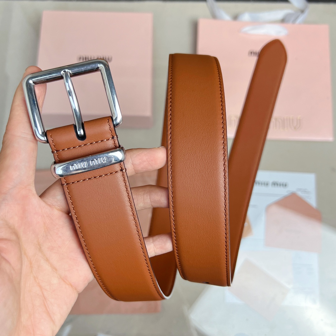 這款皮革腰帶設計簡約而優雅，腰帶環伴以Miu Miu徽標。雙面進口小牛皮 金屬搭扣 腰帶環飾激光雕刻徽標
寬度: 3.5cm
