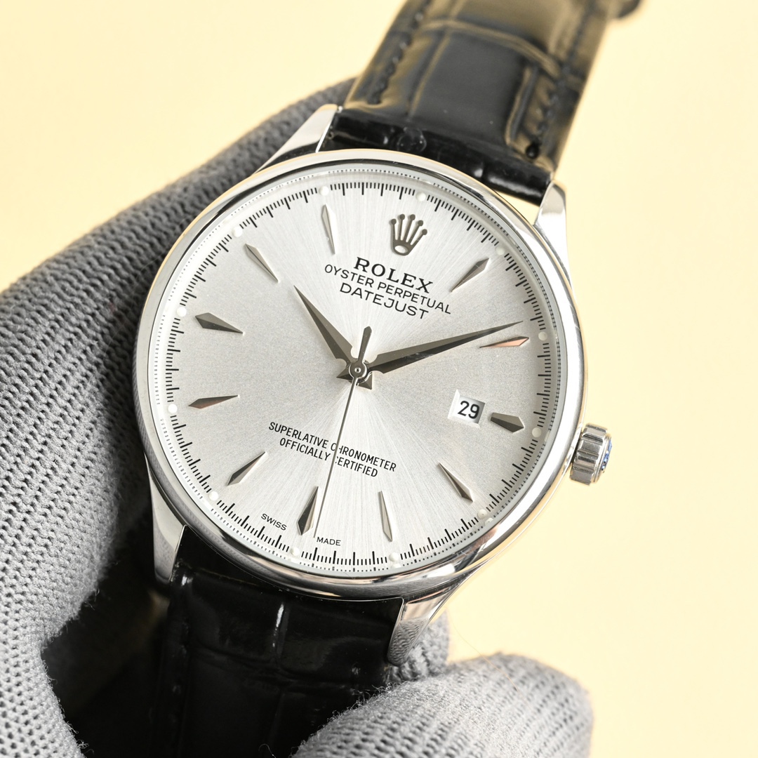 爆款主推勞力士【ROLEX】男士腕表 採用獨特的錶盤設計 搭配而來的是更高檔奢華的勞力士， 初識勞力士必憧憬有朝一日能擁有它，戴上勞力士必順風順水必發達，你值得擁有，歡迎評鑒！！
機芯：搭配全新進口8215西鐵城（零返修） 尺寸：40鏡面：藍寶石玻璃永不刮花 材質：316L精鋼表殼 動力：儲存48小時 防水深度：100米意大利小牛皮帶，原裝針扣！