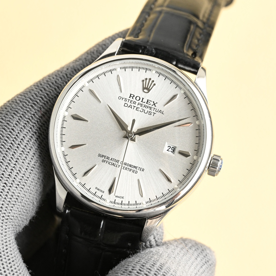 爆款主推勞力士【ROLEX】男士腕表 採用獨特的錶盤設計 搭配而來的是更高檔奢華的勞力士， 初識勞力士必憧憬有朝一日能擁有它，戴上勞力士必順風順水必發達，你值得擁有，歡迎評鑒！！
機芯：搭配全新進口8215西鐵城（零返修） 尺寸：40鏡面：藍寶石玻璃永不刮花 材質：316L精鋼表殼 動力：儲存48小時 防水深度：100米意大利小牛皮帶，原裝針扣！