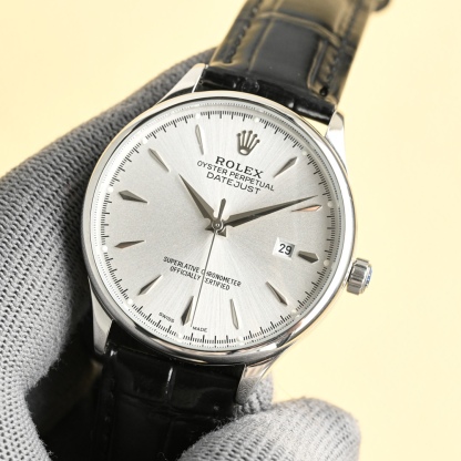 爆款主推勞力士【ROLEX】男士腕表 採用獨特的錶盤設計 搭配而來的是更高檔奢華的勞力士， 初識勞力士必憧憬有朝一日能擁有它，戴上勞力士必順風順水必發達，你值得擁有，歡迎評鑒！！
機芯：搭配全新進口8215西鐵城（零返修） 尺寸：40鏡面：藍寶石玻璃永不刮花 材質：316L精鋼表殼 動力：儲存48小時 防水深度：100米意大利小牛皮帶，原裝針扣！