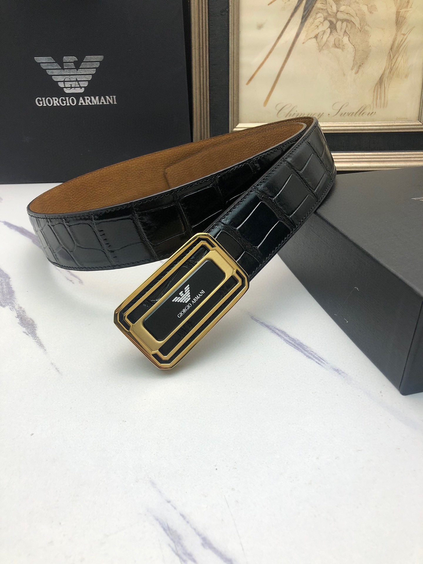 💰阿曼妮：原單頭層牛皮鰐魚花紋，內襯頭層鹿皮底，營造織紋外觀。飾以標誌原單扣。專櫃寬度4.0