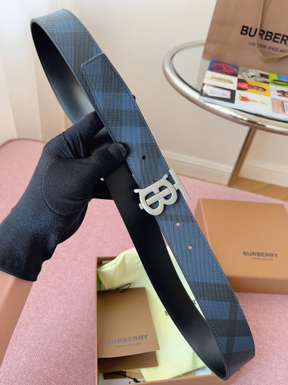 
Burberry博柏利品牌始終秉承傳統精髓，彰顯卓爾不凡的匠制工藝，優雅率性的英倫設計與銳意革新的時尚理念。3.5cm